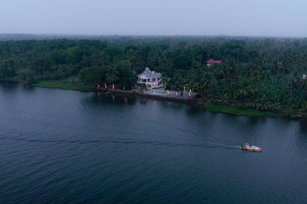 Riveria Portico - River Side 6 Bedroom Private Pool Bungalow North Paravur ภายนอก รูปภาพ